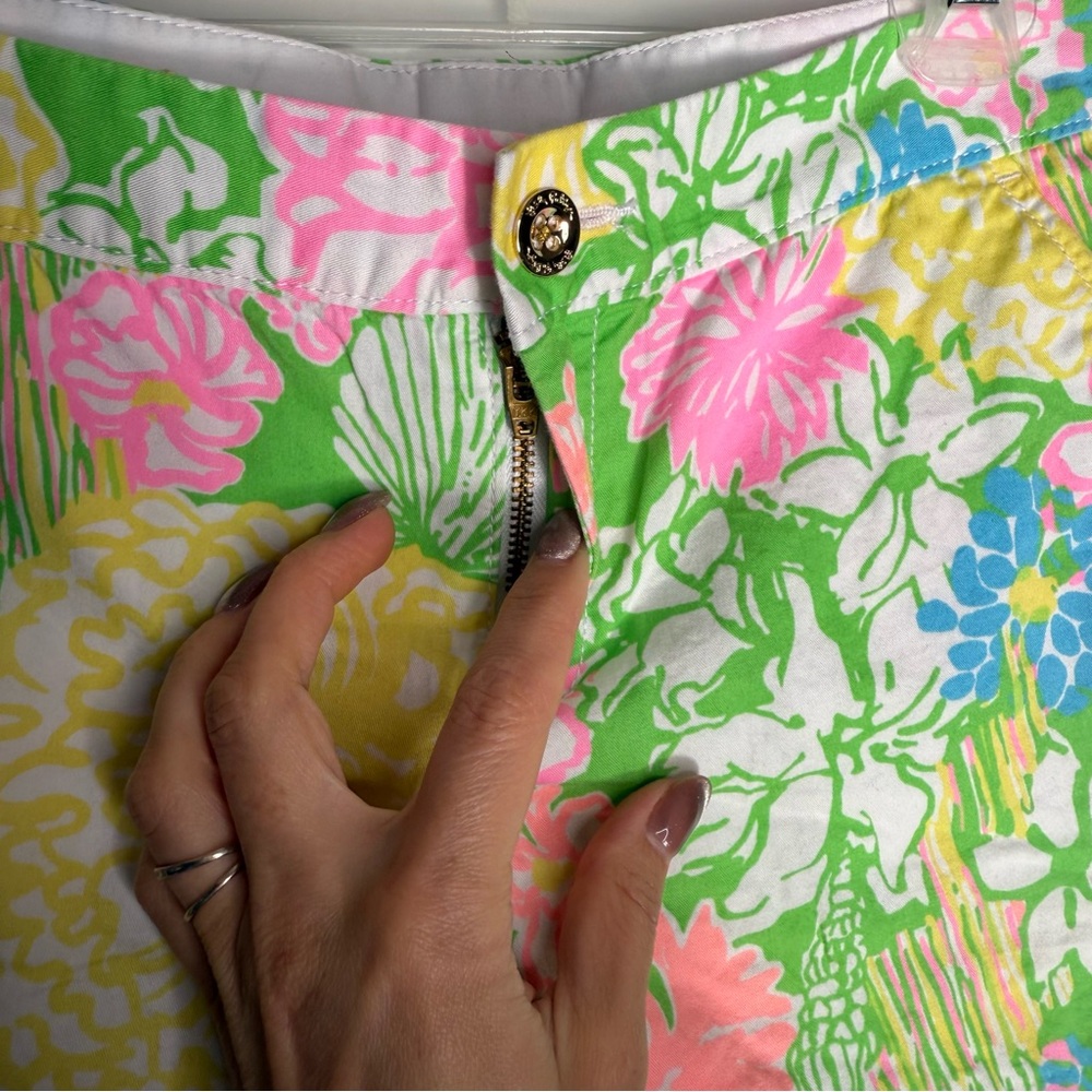 M13 Lilly Pulitzer Scalloped Hem Hibiscus Floral Buttercup Resort Tennis Shorts - Picture 4 of 5